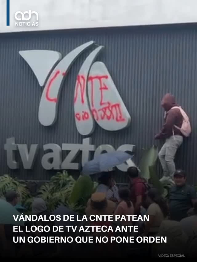 ¿Y las autoridades? 😠 Esta tarde, vándalos de la CNTE, patean y destruyen el logo de TV Azteca (@azteca), en una muestra más de la impunidad con la que actúan mientras el gobierno observa sin hacer nada. 🔴 Miles de ciudadanos atrapados en el caos vial, estudiantes sin clases y mesas de negociación que no sirven para absolutamente nada. 🚨 Ese es el saldo de un gobierno incapaz de poner orden. ⚠️⁣
.⁣
.⁣
.⁣
#adn #noticias #CNTE #TVAzteca #CDMX