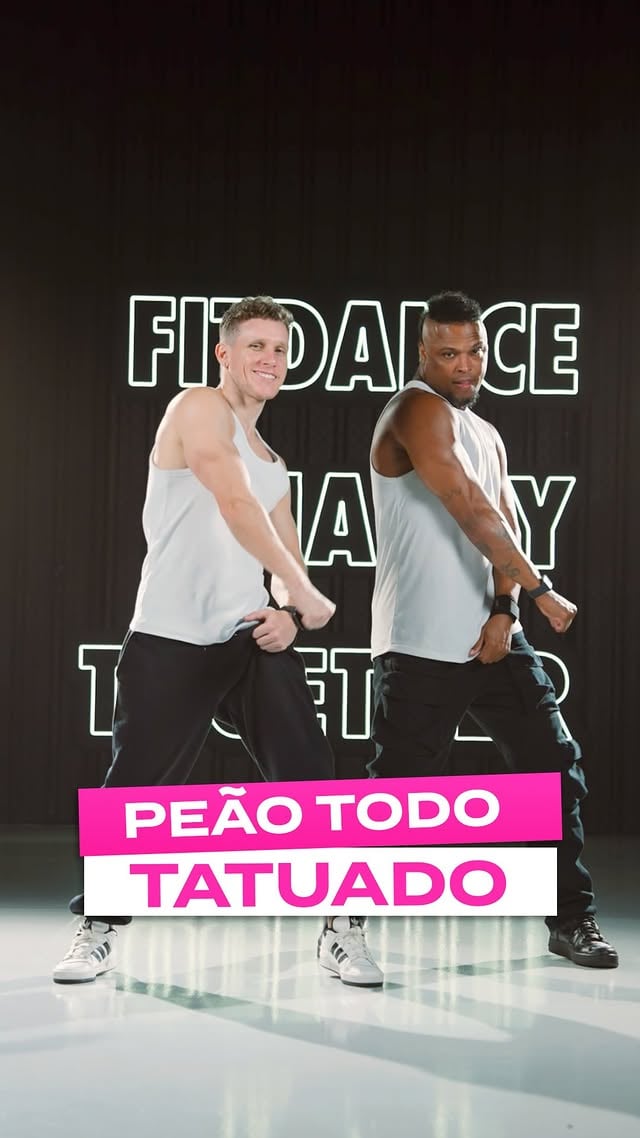 PEÃO TODO TATUADO 👀🥵🤠Dançarinos: @tiagomontalti @d_astral Música: @jeninhoficial @marianafagundesoficial #Fitdance #PeãoTodoTatuado #Jeninho #MarianaFagundes by @fitdance