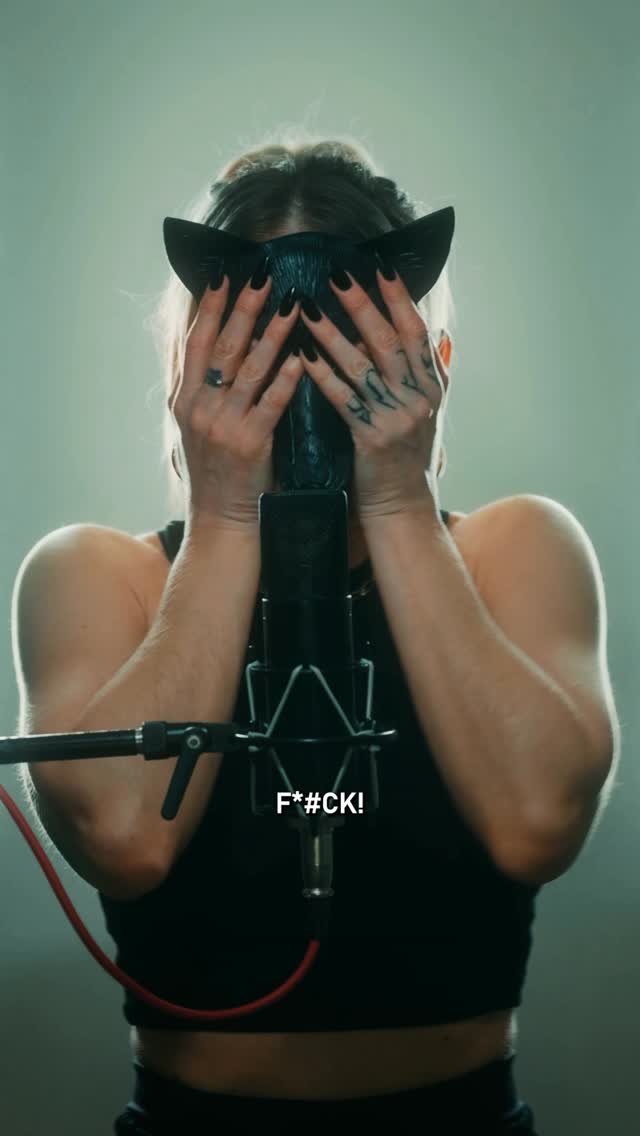 ANTI ARMY! Ich weiß, ich habe euch verdammt lange warten lassen… ⏳ Aber bald geht’s endlich los!

Die nächste Single ist nicht nur irgendein Track – es ist der offizielle Titeltrack von meinem kommenden Album und spiegelt gut wider, wie ich mich während der letzten Monate gefühlt habe 🫣

Wollt ihr wissen, wann die Single droppt? Kommentiert einfach STUR und ich schicke euch das Release-Date für den Titeltrack direkt per DM! 🤫