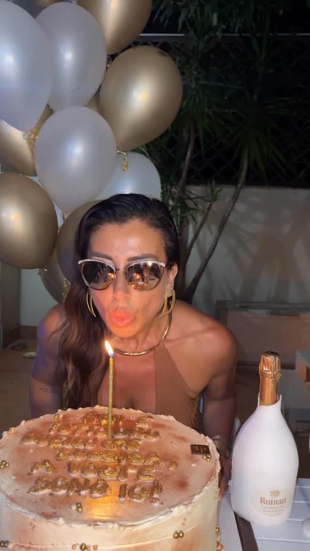 ✨🤍 • NON È TUTTO ORO QUEL CHE LUCCICA…
A VOLTE SONO IO! BUON COMPLEANNO A ME! • 🤍 ✨ 
🎂 @federicoprodon 
🫶🏻GRAZIE ALLE MIE AMICHE PER AVERMI AIUTATA NEL FARE QUESTO REEL ED AGLI ALTRI PER LA PAZIENZA NELL’ASPETTARE! IL BACKSTAGE ARRIVA PRESTO!🤣
#robertapedrelli #bday #onemore #party #feelinggood