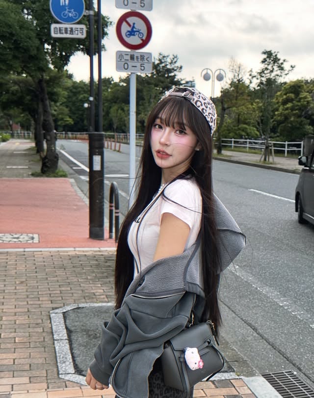 忙碌的五月結束了🧩
這幾天終於有時間整理去福岡拍的照片🖼️♡
裡面有漂亮的原況照片

不知不覺頭髮已經留到腰了
跟我接髮的髮片融入的很不錯吧
今天來整理頭髮💇🏻‍♀️（剪了三公分）
發現我給 @lawrence__leon 接髮竟然五年了！！！
李恩說他看著我長大🤣