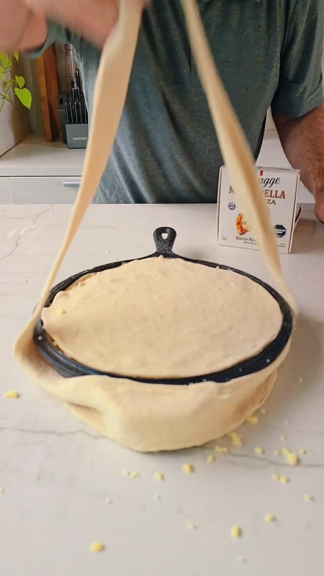 Fugazzeta
Otra forma de hacer la fugazzeta es arrancarla al revés. Primero la cebolla, después la masa, siguiendo con la mozzarella @formagge.quesos y finalmente la otra masa. Va al horno así por unos 15 minutos y luego la damos vuelta.
La volvemos a hornear por otros 20 minutos o hasta que dore bien la cebolla. 
Pincelamos con sweetchili y cortamos una porción... inmediatamente que daremos cuante que "ésto es otra cosa".
A ver si se animan a hacerla así!

Les dejo la receta de la masa (salen 2):�
300g harina todo uso
175g agua temperatura ambiente
5g levadura seca (o 15 g levadura fresca)
1 cucharada sopera de azúcar
1 cucharadita de sal
2 cucharadas de aceite de oliva 

Mezclar todo y luego amasar hasta lograr una masa bien lisa. Ideal llevar al frío de la heladera (refri) a 5ºC hasta el día siguiente. De esta forma tendremos una masa mucho más liviana y aireada.
Sacar una hora antes y estirar bien fina ambas masas. Colocar los ingredientes y llevar a horno a 220°C.

Gluten Morgen a todos!