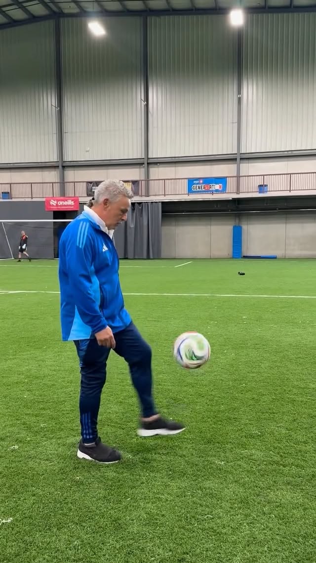 Un po’ arrugginito ma mi diverto ancora 😂 @fifa A little bit rusty but I can still have fun with a ball 👀💙 by @robertobaggio