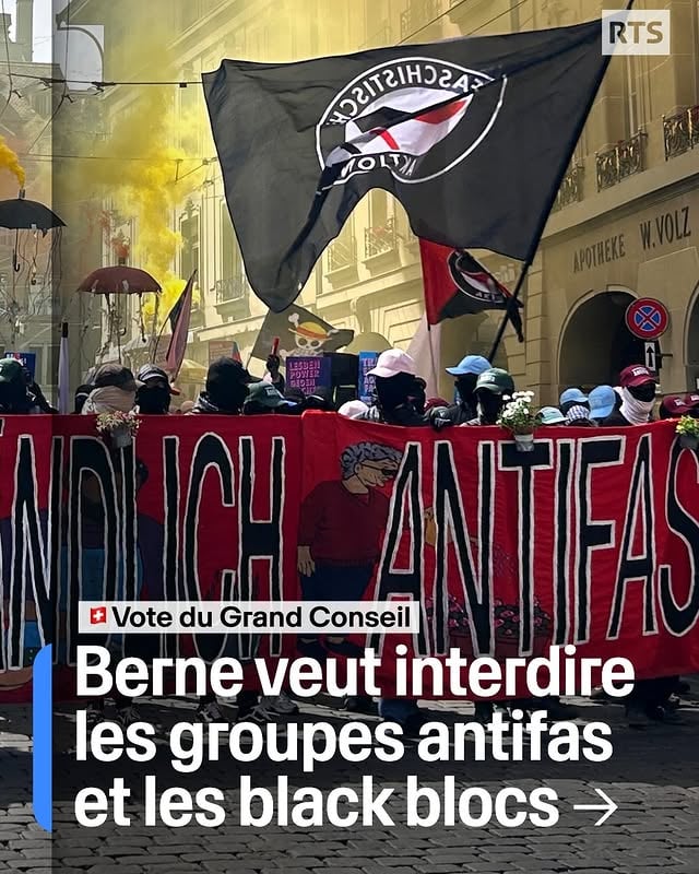 🇨🇭 Le Grand Conseil bernois réclame l'interdiction des groupements d'extrême gauche comme les "antifas" et le "black bloc". Il a adopté mercredi par 82 voix contre 64 une motion UDC chargeant le Conseil-exécutif d'intervenir en ce sens auprès de la Confédération.

🔗 Pour en savoir plus, cliquez sur la photo via le lien en bio!

👉 RTS Info
📷 Keystone