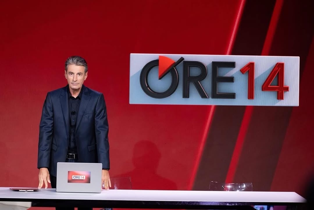 Milo Infante si dimette dalla Rai e passa a Mediaset, vuol dire delegittimare Nuzzi. Selvaggia Lucarelli molla Ballando, diventa la conduttrice dell’Isola dei Famosi che dominerà l’autunno di Mediaset di Canale 5 (Tu sì que vales di Maria De Filippi che fine fa?) e nel comunicato di annuncio non ci sono neanche i ringraziamenti di rito a Veronica Gentili, conduttrice dell’ultima edizione dell’Isola nonché delle Iene, trasmissione che la Lucarelli ha demolito sistematicamente per anni diventando la più odiata dal guru Davide Parenti. Antonio Ricci attapirato e mutato dopo il caso Giambruno. Belen mandata in crash nervoso. Simona Ventura prima ingaggiata e poi panchinata, manco fosse una Myrta Merlino qualsiasi. Del Debbio “pensionato” e Mario Giordano isolato. Signorini sgozzato e silenziato totalmente da nove mesi, vietato a chiunque anche solo andarlo a trovare. A Mediaset è in corso un’ordalia interna in cui scorrono fiumi di sangue televisivo e nessuno ne parla.