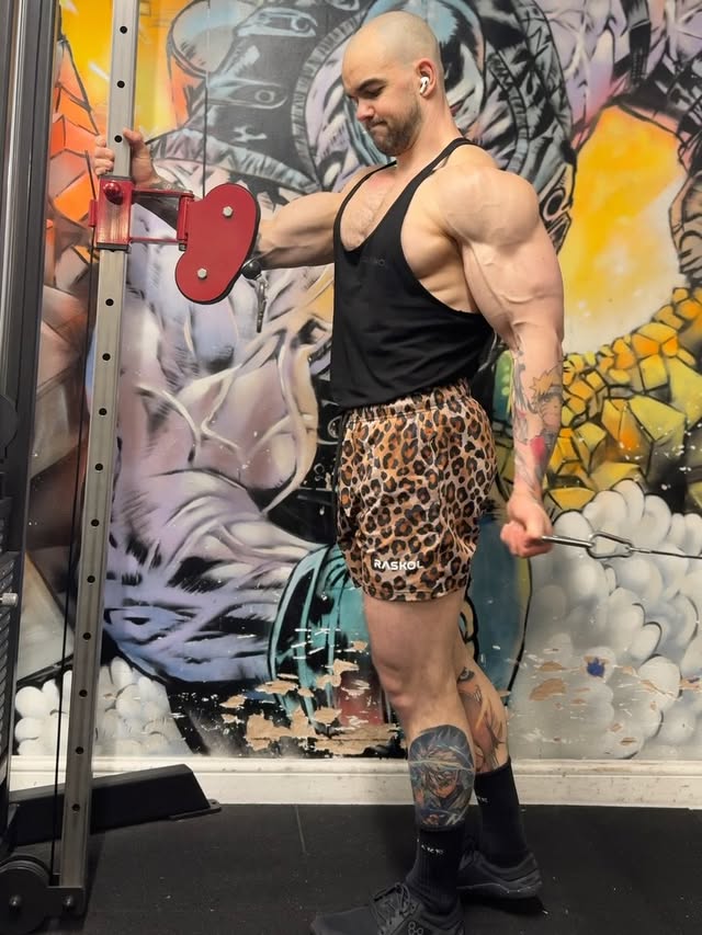 Do you have poor genetics?

I think too many people try to answer this without the data to back it up.

Take me for example, I barely looked like I’d trained after 5 years of lifting.

After another 5 years I was an OK amateur bodybuilder.

5 more years & I started to look above average for someone who went to the gym.

And now, another 5 years on I’ve had people think I was on gear because of the muscle I carry.

My genetics seemingly improved? No, I just kept going & looked to maximise my potential. 

If you think your genetics suck, they probably don’t, stay positive & press on.

Upper 2
Cable crunch x6
SA BTB lateral x7
Cybex Eagle Press x4
Machine Row x4 (superset ^)
Machine OHP x4
D handle High row x4 (superset ^)
Machine fly x4
Lat Pullover x4 (superset ^)
SA Oh tricep ex x4
Bayesian curl x4 (superset ^)

Repping my favourite @raskolapparel use code STRONGER to save