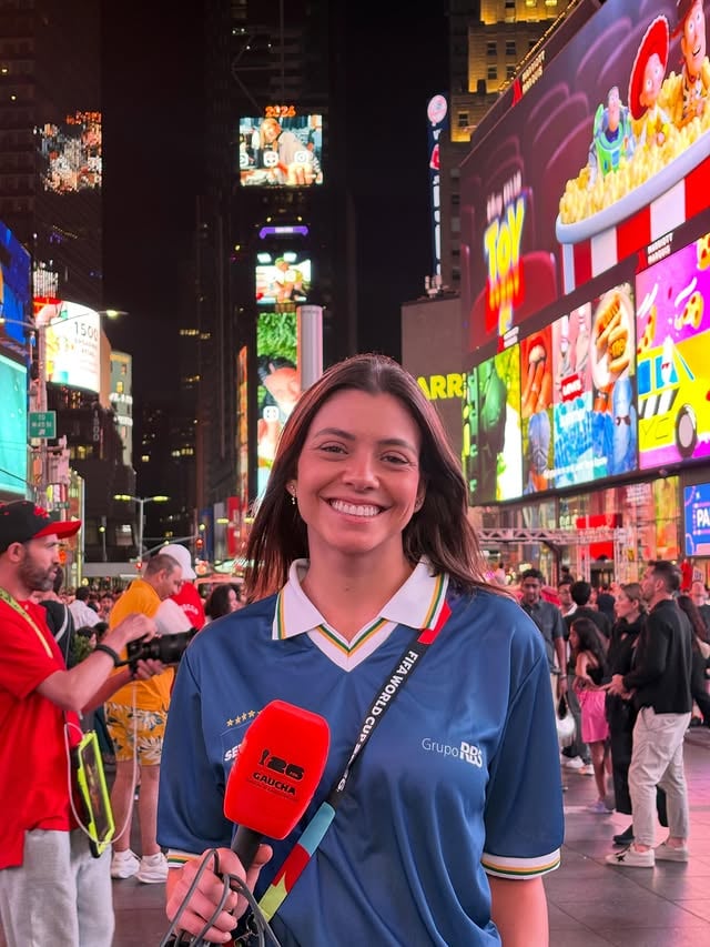 Um programa de CINEMA 🤩🇺🇸

A estreia na maior cobertura de todos os tempos do grupo RBS começou - pra mim - nesse domingo e não é por nada não, mas foi ao vivo da Times Square 🥹🤏🏼

Teve Brasil x Marrocos, lâmpada gigante e NBA 😅 Obrigada @eduardo.rachelle por todo suporte e mergulhar no caos! E minha dupla incrível, @kellymatosk 💛

Uma baita equipe espalhada por diversos pontos de Estados Unidos, Canadá e México. Além da nossa queen @alicebastosneves comandando esses (nós) loucos 😂✨

Nosso time tá brilhando e tá só começando 🇧🇷😍

#rbsnacopa #copadomundo2026 

@gauchaesportes @radiogaucha @globoesporters