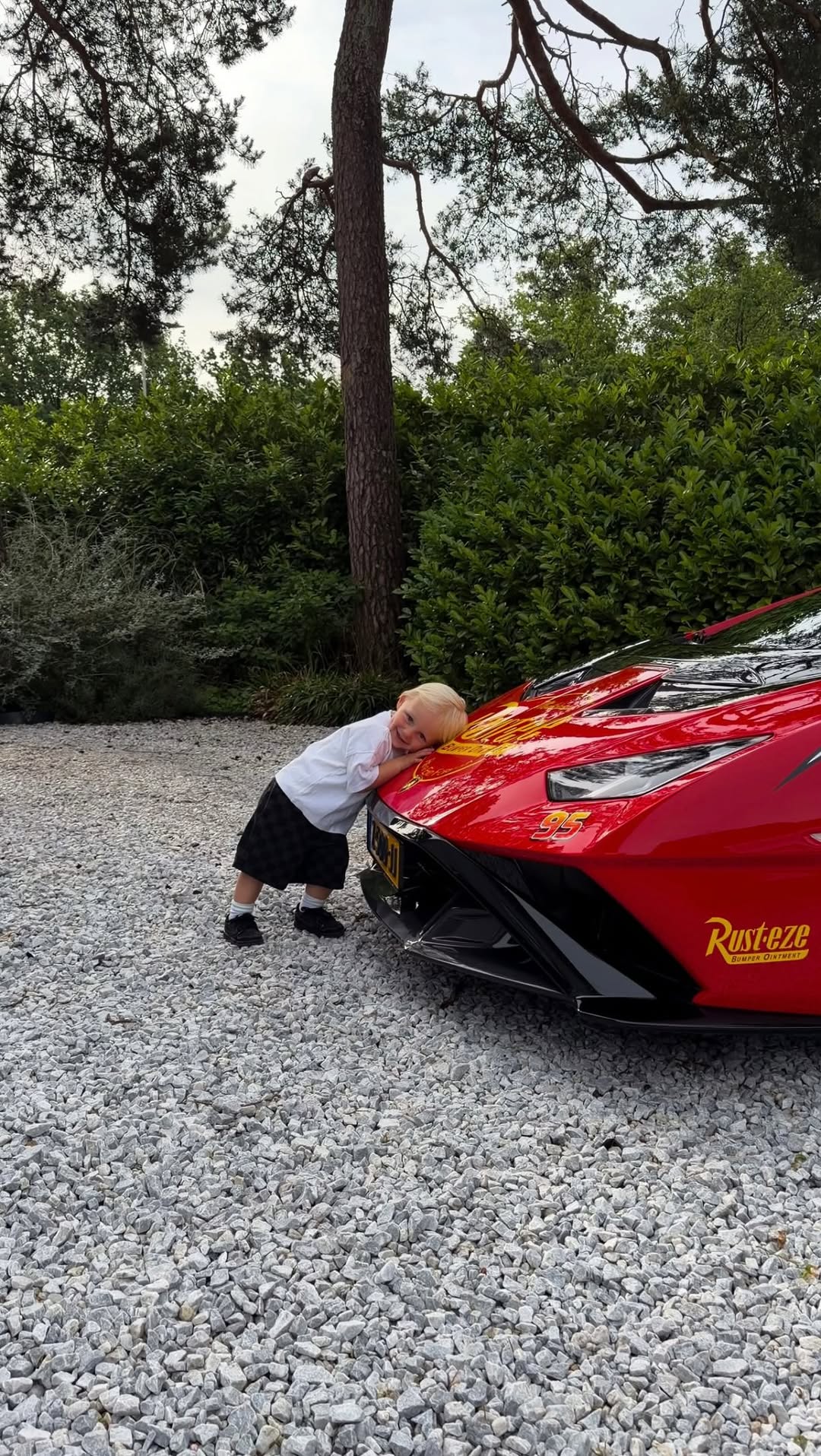 “Hoe reageerde Riven op de auto? ❤️”
Eigenlijk precies zoals je zou verwachten. Hij is zó gek op alles met wielen, maar Lightning McQueen heeft toch wel een speciaal plekje in zijn hart🚗
Dit soort momenten zijn zó leuk om met hem mee te maken. Dat glimlachje, het enthousiasme en de blijdschap op zijn gezicht maken alles waard.