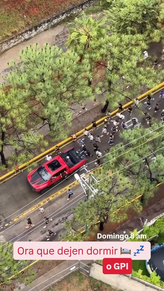 Pero por qué? O que? Ay se ponen bien intensas las runners Vídeo vía: @alex_rs90