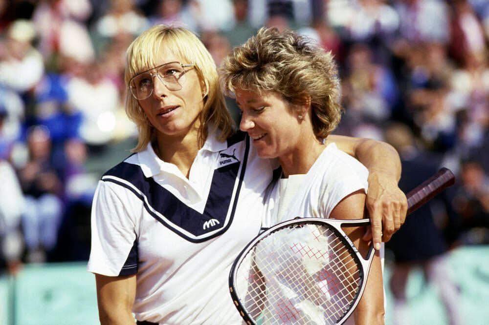 In a thrilling match at the 1985 French Open held on June 8th, Chris Evert triumphs over Martina Navratilova with a score of 6-3, 6-7, 7-5. Evert claims her 17th Grand Slam title and secures her 6th French singles crown in a display of exceptional tennis skills and determination. 🎾🏆 #Legends #FrenchOpen #TennisHistory #the80srule #the80s #OnThisDay #chrisevert #martinanavratlova by @theeightiesrule