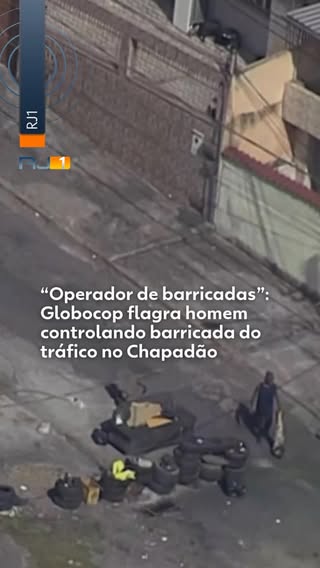 Um homem foi flagrado pelo Globocop controlando um ponto de barricada no Complexo do Chapadão, em Costa Barros.

Nas imagens, é possível ver o homem operando a barricada como uma espécie de “cancela do tráfico”, controlando a entrada e a saída de veículos no território.

Policiais militares do 41º BPM (Irajá) realizam uma operação na região desde as primeiras horas desta terça-feira (09). A ação faz parte da Operação Barricada Zero, que busca desobstruir vias, combater roubos de cargas e veículos, recuperar bens roubados e prender criminosos.

Na chegada ao local, os agentes localizaram um fuzil calibre 5.56, rádios transmissores e drogas, que ainda serão contabilizadas.