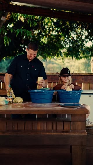 Do plantio à pamonha. 

Angelina plantou o milho, o Muryllo entrou na cozinha e o Óleo COMIGO fez o resto.

Tá com tempo e não tá com fome? Porque essa pamonha saiu do jeito que junho pede: com milho da nossa lavoura, com Óleo COMIGO e com aquela energia de criança que não sossega enquanto a panela não vai pro fogo. 

A desculpa pra fazer pamonha hoje é o mês de junho. 💛

#pamonhada #pamonha #agro #Goiás #somoscoop