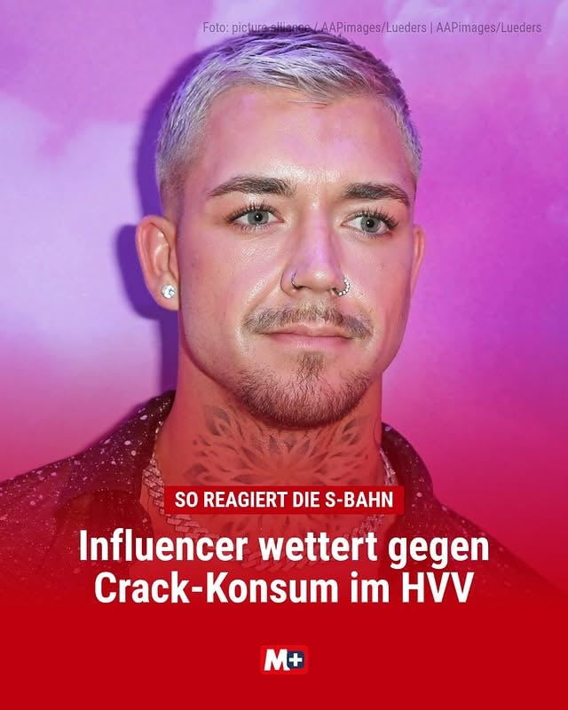 Es war mitten am Tag in einer Hamburger S-Bahn, neben ihm saßen unter anderem Familien mit Kindern – und zwei Männer, die in dem Waggon offenbar Crack zerkleinerten und rauchten. Die Dämpfe seien durch den ganzen Waggon gezogen, erzählt Ex-GNTM-Teilnehmer Lucas Schwarze seinen 80.000 TikTok-Followern. Das Sicherheitspersonal habe einfach weggesehen, behauptet er. Die S-Bahn reagiert – und erklärt, wie Fahrgäste in solchen Situationen am besten handeln.

„Ich kann nicht in Ruhe mit der Bahn fahren, weil ich immer Angst habe, belästigt zu werden, oder dass mir jemand gleich eine Spritze in den Arm rammt, wenn ich etwas sage“, sagt Lucas Schwarze in seine Kamera. Der 26-Jährige spielte 2023 in der Soap „Köln 50667“ mit und nahm danach an der Sendung „Germany’s Next Topmodel“ teil.

Den ganzen Text findet ihr auf MOPO.de >> Link in BIO