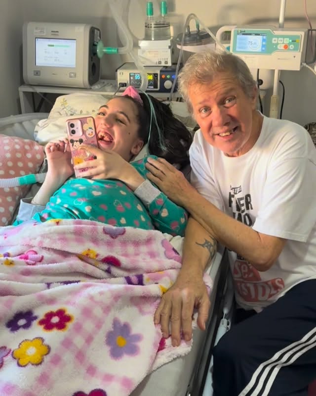 Alô Amáveis Fans!
Minha amiguinha ÍSIS, irmã do João Vitor, que volta e meia canta nos meus shows, filha da Aline e do Éder, tem Síndrome HADDTS, uma desordem genética ultrarara e grave, causada por mutações específicas no gene CTBP1. O termo é um acrônimo em inglês para os seus quatro sintomas mais marcantes: 
H (Hypotonia): baixo tônus muscular.
A (Ataxia): falta de coordenação motora e equilíbrio.
D (Developmental Delay): atraso no desenvolvimento global e cognitivo.
TS (Tooth-enamel defects): defeitos no esmalte dos dentes.

Apenas 12 crianças no mundo tem essa síndrome e os tratamentos são complexos e de alto custo. Agora estamos iniciando uma campanha solidária para comprar A CADEIRA MAIS LINDA DO MUNDO PRA MENINA MAIS AMOR DO MUNDO!

Fazem 3 anos que a Ísis está na cama e para ela poder sair precisa de uma cadeira de rodas especial às suas necessidades e com adaptadores para os aparelhos ao qual ela está ligada. Valor total da cadeira de rodas com todos adaptadores necessários R$40.048,46

Participe dessa campanha solidária entre amigos, fans e interessados de bom de coração. Contribua com o quanto quiser e puder depositando na conta bancária de Aline Ramiro de Araujo Destri (mãe da Ísis).

💜Chave PIX alinedestri07@gmail.com
ou depósito bancário:
Banco 0260 (Nubank)
Agência 0001 
Conta 79320071-4
