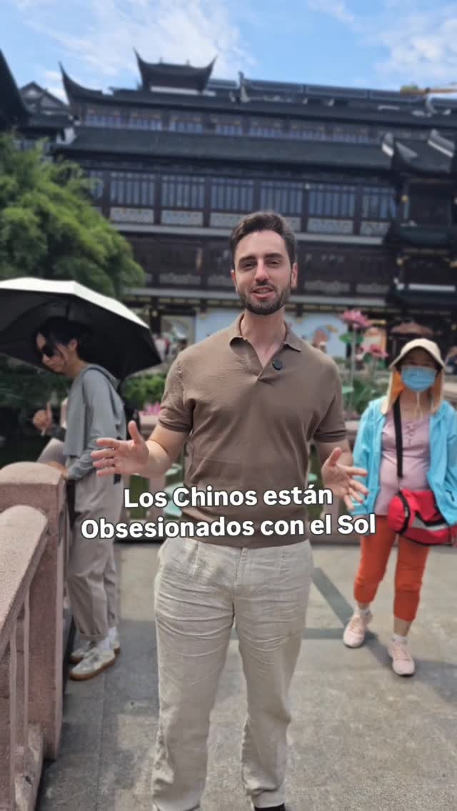 Fíjate bien en el vídeo.

Los chinos se protegen obsesivamente del sol. Sombrillas, mascarillas, mangas, guantes, viseras... Cuenta: ¿cuántas personas ves protegiéndose de la radiación solar?

Mientras en Occidente el bronceado suele asociarse a salud o atractivo, en gran parte de Asia ocurre justo lo contrario: la piel clara se ha considerado históricamente un signo de estatus social, y por eso la protección solar forma parte de la vida cotidiana de millones de personas.

Por eso , además de protegerse, utilizan la cosmética para aclarar su piel. 
La buena noticia es que los mismos principios cosméticos que ellos usan para aclarar la piel en general, nosotros podemos utilizarlos para mejorar las manchas. 

¿Quieres que te los cuente? Sígueme, y escribe Manchas, y pronto te lo subo al perfil.

#china #proteccionsolar #bronceado #marcosllorente #murcia
