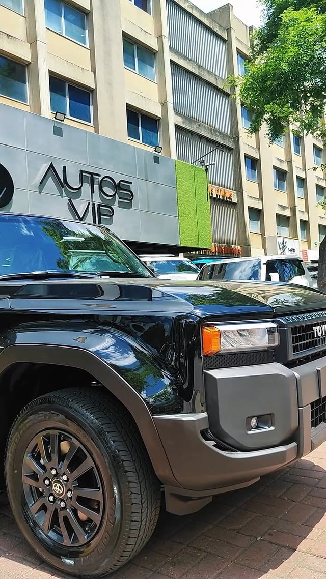 Ingeniería de vanguardia, torque supremo y un diseño imponente pensado exclusivamente para elevar tus expectativas al volante.La Toyota Land Cruiser #PradoTX 2026 con motor Turbo Diésel ofrece el balance perfecto entre rendimiento fuera de ruta, eficiencia de combustible y el máximo confort. El todoterreno de élite ideal para quienes exigen liderar el camino con total autoridad y durabilidad legendaria.📲 Escríbenos por DM o WhatsApp (0414-4289948 / 0412-3901319) para más información.#ElevaTusExpectativas #AVIPPrado by @autosvip