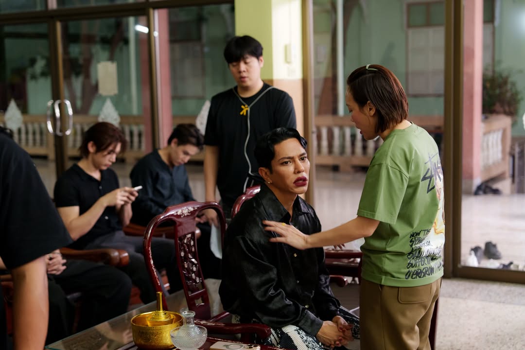 เล่าในมุมนักแสดงรักแห่งสีลม Ep8 #loveofsilomep8 ที่เคยพูดไว้ว่าเป็นซีนที่ชอบที่สุดผู้กำกับ(เป๊ปซี่) @pepzilism ไม่ใช่แค่บรีฟ แต่นางบิ้ว!!!“ฉากงานศพของสกาย” ตอนแรกที่ได้อ่านบท ในบทมีกำกับไว้ว่า “เจ๊เฟยร้องไห้” แต่ไม่ได้ลง detail ว่าร้องไห้มากน้อยแค่ไหน ตอนแรกก็คิดแค่ว่า เขาคงอยากให้เราร้องไห้สั้นๆ พอเป็นพิธี และคิดแบบนั้นมาตลอดจนมาถึงกอง ซึ่งวันนั้นมีถ่ายฉากอื่นๆ อีก ก่อนที่จะไปที่วัดที่เป็นโลเคชั่นสำหรับฉากงานศพ พอยกกองไปที่วัดกินข้าวอะไรเรียบร้อยแล้ว ผู้ช่วยผู้กำกับเดินมาบรีฟก่อนรอบแรก “เจ๊เฟยครับ ฉากนี้พี่ต้องร้องไห้นะครับ” นี่ถามย้อน “ พี่ต้องร้องจริงๆใช่ไหม” ผู้ช่วยผู้กำกับมองหน้าพี่แบบคาดหวัง “เธอคิดว่าฉันเป็น แอน ทองประสมหรือยังไง? “เดี๋ยวค่อยว่ากันที่หน้าเซ็ทครับ” ผู้ช่วยผู้กำกับพูดและเดินจากไปตอนนั้นคิดในใจ งานเข้าแล้วกู เพราะเป็นคนน้ำตาจระเข้มาก และรู้ตัวไงว่าเป็นคนร้องไห้ไม่สวยเลย 😓 ฉิบหายละมึง เริ่มรู้สึกว่าต้องทำอะไรซักอย่าง ปรับจูนอารมณ์ตัวเอง พยายามดิ่งดาวน์ให้มากที่สุด มองไปบรรยากาศรอบรอบ มองดูโลงศพ ดูพวงหรีด เก็บเอาพลังงานลบรอบข้างมาไว้กับตัว จำได้ว่าใช้เวลาเกือบครึ่งชั่วโมงจากนั้นเป๊ปซี่ก็เรียกเข้าหน้าเซ็ท เป๊ปซี่เดินเข้ามาบรีฟ มาเล่า เหตุการณ์ ณ ตอนนั้น และภูมิหลังของเรื่องนี้ จับไหล่แล้วถามเราว่า พี่ไจ๋ต้องเคยมีคนที่ทำงานร่วมกันในวงการ แล้วเขาต้องจากไป อยากให้พี่นึกถึงเรื่องนั้น ตอนนั้นในหัวพยามนึกย้อน ว่างานศพแต่ละคนไปมา ก็ไม่เคยร้องไห้เลย เพราะใจเราอนิจจังไปแล้ว มีแอนติบอดี้สูงมาก แต่อยู่ๆ เหมือนสมองเปิดรับ จูนติด อารมณ์มาเต็มรีบเบรค เป๊ปซี่ว่าพอก่อน อารมณ์พี่มาแล้ว ถ้าขืนบิ้วต่อกูจะร้องไห้ ก่อนเข้าฉากจริงๆแล้วนะวันนั้นถ่ายไป 3 เทค เทคที่ตัวเองเล่นได้ดีที่สุดคือเทคแรก เพราะอารมณ์มันสดมาก แต่ละเทค เป๊ปซี่บิ้วใหม่ทุกเทค!หากใครได้ดูฉากที่เดินหน้าเข้าหาโลงศพแล้วหันกลับมาเจอหน้าน้องๆ Moonlit อยากบอกว่าหันมาแล้วขนลุกเพราะน้องน้องที่เป็นนักแสดงทุกคนส่งอารมณ์มาช่วย จนมันผ่านไปได้ด้วยดี by @siravariety