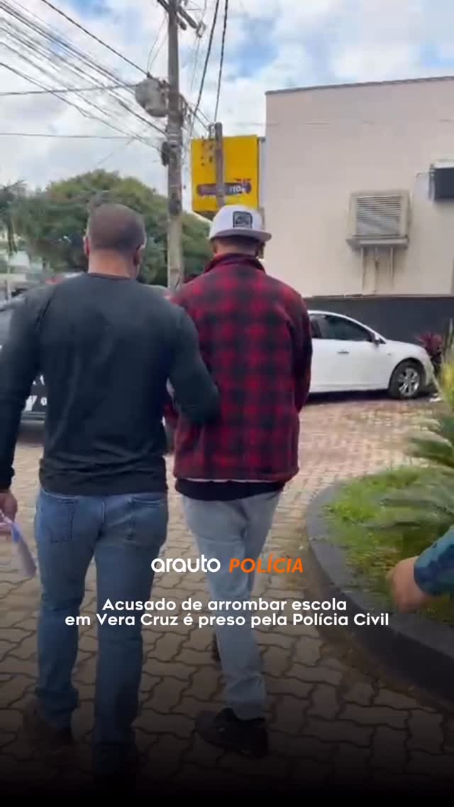 Um homem de 35 anos foi preso preventivamente na tarde desta segunda-feira (8) pela Polícia Civil em Vera Cruz. Ele é acusado de cometer furtos em uma escola e também em estabelecimentos comerciais durante o ano de 2025, em investigação chefiada pela delegada Lisandra de Castro de Carvalho.📲 Saiba mais acessando o link da bio📝 @_cristianosilva by @portalarauto