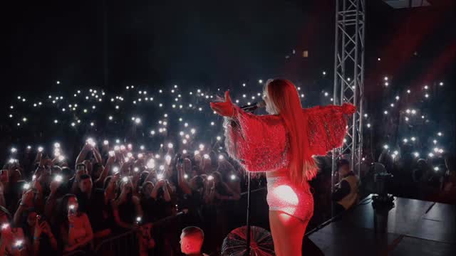 💫👠🌎PIROT🌎👠💫

Magična, nezaboravna noć! Hvala vam na svim osmesima, zagrljajima, neverovatnoj atmosferi i ljubavi! Hvala mom bendu @balkanija_bend mojim devojkama @yuliana_zolotova i divnim organizatorima @dpgglobal za ovaj spektakl! Sve poklone sam, naravno, sačuvala- a rakiju još nisam popila, čuvam je za crne dane 😂😂😂
Zauvek zahvalna
Tea Tairović 💫👠🌎