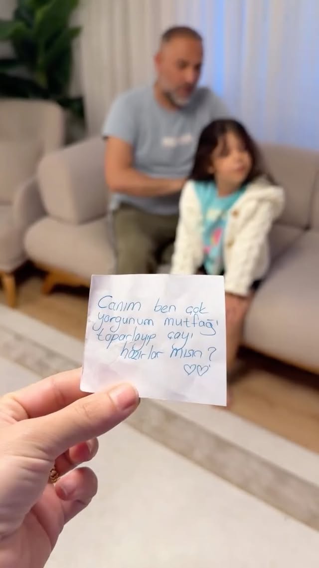 Evlilik tam olarak bu bence🤍Ben yoruldum dediğinde seni anlayan, yükünü paylaşan, bir bardak çayı bile sevgiyle hazırlayan birinin olması Hayatın koşuşturmasında birbirine destek olmak en güzel şey.Rabbim evlerimizden huzuru, sofralarımızdan bereketi, kalplerimizden sevgiyi eksik etmesin. 🥰#aile #keşfetteyiz #family #keşfetteyim by @6kiz_1anne