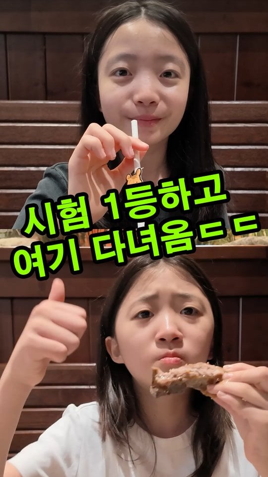 #광고 여러분 대박 소식~!! 아웃백하고 곰돌이 푸하고 콜라보를 했대요~ 그래서 저희가 빠르게 다녀와서 신메뉴 먹어본 후기 남겨드릴게요! (영상 꼭 봐주세요~)곰돌이 푸가 가장 좋아하는게 `꿀`이잖아요? 주재료 `꿀`이 활용된 다양한 콜라보 신메뉴들이 있거든요~! ✅ 블랙라벨 셰프 에디션 w. 킹 프라운 & 허니 치즈 🥩 아웃백 베스트셀러 블랙라벨 스테이크에 킹 프라운이 같이 나오는데 허니 치즈를 뿌려 주거든요 진짜 달달하니 너무 맛있어요! ✅ 허니 크런치 베이비 백 립 🍖 아웃백 시그니처 베이비 백 립 아시죵?? 백 립에 달콤한 허니 글레이즈와 바삭한 크런치 텍스처를 더한 신메뉴에요!✅ 허니 크런치 오지 치즈 후라이즈 아웃백 대표 메뉴 오지 치즈 후라이즈에 달콤~한 허니와 바삭한 식감까지!! 여러분 꼭 리얼 허니콤 추가해서 올려서 드세요~ ✅ 허니 크런치 쿠카부라 윙 월넛 캔디의 바삭바삭한 크런치 식감까지 더해진 치킨 윙인데 달콤함과 간장의 짭조름한 맛이 너무 조화롭게 맛있어요 ㅠㅠ. 최고최고👍 ✅ 허니 자몽 티 스파클링 꿀과 얼그레이가 잘 섞이게 저어서 드시고 꿀하고 자몽 맛이 너무 조화롭고 좋아요!! 컵받침이랑 빨대도 모두 곰돌이 푸로 세팅이 된답니다~💓✅ 허니콤 썬더 프롬 골든 원더 기간 한정 디저트라 꼭 드셔야 해요!! 벌집꿀이 통째로 올라간 디저트구요 🍯 진한 초콜릿, 부드러운 아이스크림, 슈가 캔디 크런치가 아우러진 콜라보 신메뉴니까 꼭 두번 드세요ㅋㅋㅋ 이번 아웃백 6월 신메뉴 진짜 미쳤으니까 꼭 한번 방문해 보세요~! 뚜아뚜지랑 조만간 또 가서 먹기로 약속했어요! 아이들도 너무 좋아하더라고요 아웃백 @outbackkorea#아웃백 #아웃백스테이크하우스 #Outback #푸콜라보 by @sua_suji