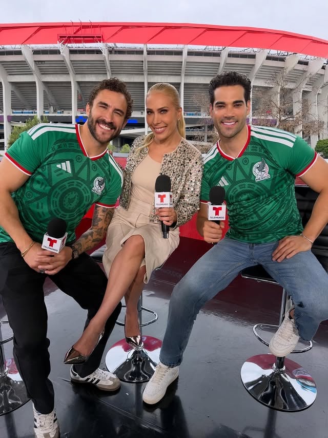 Feliz de estar en @encasacontelemundo compartiendo con @gutycarrera @robertoromanomx @elcaramelodechocolate