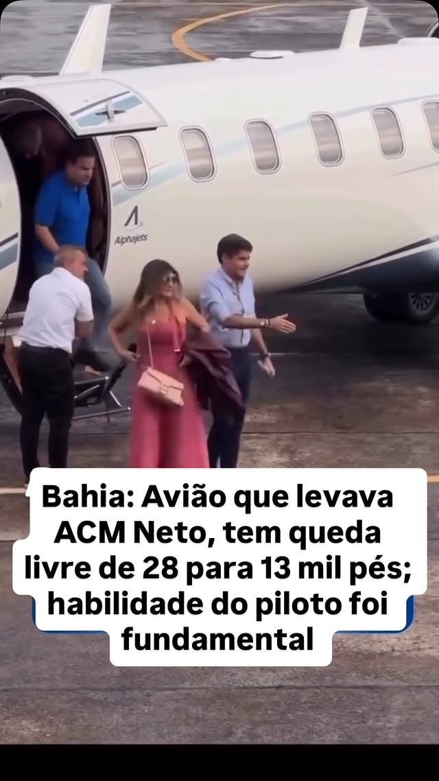 Um problema técnico ocorrido durante um voo que transportava o ex-prefeito de Salvador e líder da oposição na Bahia, ACM Neto, provocou momentos de tensão e pânico entre os ocupantes da aeronave nesta segunda-feira. Segundo relatos de passageiros, o avião sofreu uma perda repentina de altitude, passando de aproximadamente 28 mil para 13 mil pés em poucos instantes, causando uma sensação de queda livre.

De acordo com informações apuradas pelo jornalista Victor Pinto, pessoas próximas ao episódio afirmam que a habilidade e o preparo do piloto foram determinantes para evitar uma tragédia. O profissional teria conseguido estabilizar a aeronave após os momentos mais críticos do voo, retornando em segurança para Salvador.

Entre os passageiros estava o deputado estadual Nelson Leal (PP), que descreveu o episódio como um dos momentos mais difíceis de sua vida “Foram dois minutos em queda livre. Ficou todo mundo em pânico, calado. A gente não falava nada. Eu vi tudo. Foi a mão de Deus”, afirmou ao Informe Baiano.

O senador Ângelo Coronel também relatou o clima de apreensão a bordo. “Foi assustador. Pela primeira vez na vida eu vi a morte. O avião bicou para o chão mesmo. E aí caiu. Quando parou, eu, Nelson e Neto estávamos bem nervosos. João e Roberta estavam mais calmos e ajudaram a tranquilizar todo mundo. Eu já não estava muito bem hoje. Tenho que ouvir mais meu anjo da guarda”, declarou.

Após o ocorrido, ACM Neto utilizou suas redes sociais para tranquilizar apoiadores e amigos que acompanharam as notícias sobre o incidente. “Quero agradecer a todos pelas mensagens de carinho e preocupação. Graças a Deus, está tudo bem comigo e com todos que estavam a bordo. Houve um problema técnico durante o voo que nos levaria para uma agenda em Livramento de Nossa Senhora, mas retornamos a Salvador em segurança”, afirmou.

Relatos passageiros dizem ter vivido momentos de terror e agradecem pela habilidade do piloto. As causas do problema técnico deverão ser apuradas pelos órgãos responsáveis pela aviação.