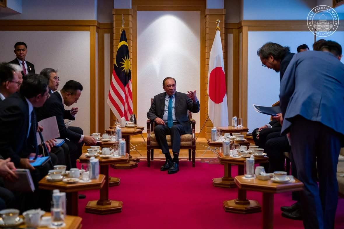 Tengah hari tadi saya mengadakan pertemuan dengan enam syarikat utama Jepun dan antarabangsa iaitu IBM Corporation, Mitsubishi Corporation, ENEOS Corporation, Shizen Energy Inc., DENSO Corporation dan Marubeni Corporation.

Syarikat-syarikat ini merupakan antara peneraju dunia dalam bidang kecerdasan buatan (AI), teknologi perkomputeran termaju, automotif berteknologi tinggi, tenaga, infrastruktur serta pembangunan tenaga boleh baharu.

Perbincangan tertumpu kepada potensi kerjasama dan peluang pelaburan baharu dalam sektor strategik seperti tenaga, industri halal, AI, pusat data, teknologi digital dan industri masa hadapan. Tatkala dunia berdepan krisis bekalan dan tenaga global, kerjasama ini penting untuk memperkukuh daya tahan ekonomi serta keterjaminan bekalan negara.

Fokus kita adalah untuk menarik lebih banyak pelaburan berkualiti, memperkasa ekosistem berteknologi tinggi negara, mewujudkan peluang pekerjaan bernilai tinggi untuk rakyat serta memperkukuh hubungan ekonomi Malaysia-Jepun yang telah terjalin sejak sekian lama.

Saya percaya keyakinan yang ditunjukkan syarikat-syarikat terkemuka Jepun terhadap Malaysia mencerminkan kedudukan negara kita yang semakin diyakini sebagai destinasi pelaburan strategik di rantau ini, khususnya dalam sektor yang bakal memacu pertumbuhan ekonomi masa depan.

=====

This afternoon, I met with six leading Japanese and international companies: IBM Corporation, Mitsubishi Corporation, ENEOS Corporation, Shizen Energy Inc., DENSO Corporation and Marubeni Corporation.

Our discussions focused on new opportunities for investment and collaboration in strategic sectors, including energy, the halal industry, AI, data centres and digital technology. As the world continues to face global supply and energy challenges, such partnerships are increasingly important in strengthening resilience and long-term supply security.

Malaysia’s focus remains clear: to attract quality investments, strengthen our high-technology ecosystem, create high-value jobs and deepen economic ties with Japan.

(Full statement on Anwar Ibrahim’s Facebook page)

#MalaysiaMADANI 
#MADANIbekerja 
#YakinMADANI 
#DiplomasiMADANI