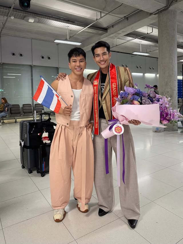 มารับคุณแฟนและรอรับหนุ่มๆจาก @mistersmartbeach จากการประกวดที่เวียดนาม ดอกไม้ช่อใหญ่สวยๆ จาก @peony5559 by @siravariety