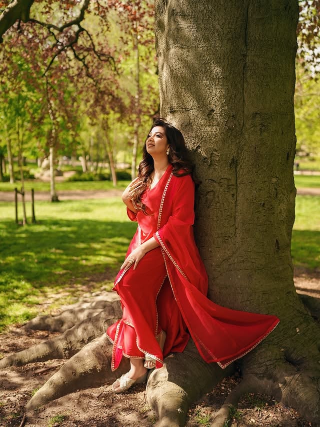 A little throwback to a beautiful day in Hyde park ❤️

Wearing @manishmalhotra05 ❤️