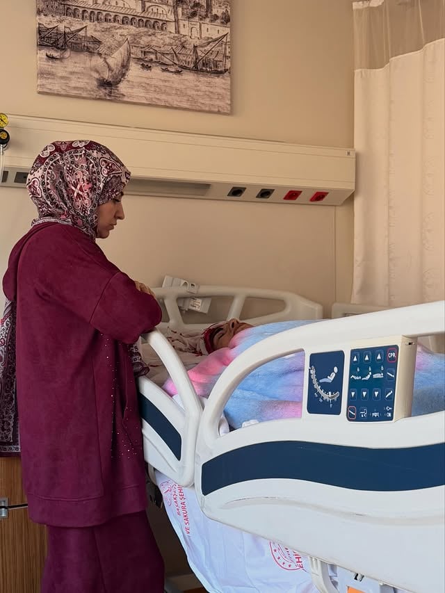 Bugün yüreğimde tarifi zor bir şükür var 🤍

Annem ameliyattan çıktı. O kapının önünde beklerken zaman duruyor sanıyor insan. Bir annenin kıymetini aslında onun için endişelendiğin anlarda bir kez daha anlıyorsun.

Çok şükür ki şimdi iyi. Bu süreçte dualarını eksik etmeyen, arayan, soran, güzel dileklerini gönderen herkese gönülden teşekkür ederim. Her bir dua kalbimize umut oldu.

Rabbim hiçbir evladı annesiyle sınamasın. Annelerimizin kıymetini onları kaybetmeden bilelim. Bugün bir kez daha anladım ki, insanın en büyük huzuru annesinin iyi olduğunu bilmektir. 🤍

Tüm hastalara acil şifalar diliyorum. Dualarınızı eksik etmeyin. 🤲🌸