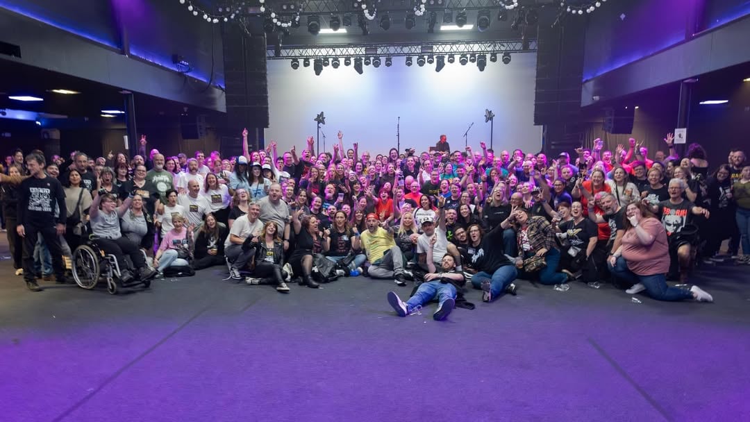 It’s #nationalbestfriendday today and we wanted to mark the occasion with a shout out to the Lost Evenings Festival audiences. At the heart of Lost Evenings is the spirit of camaraderie and community that fans from all over the world bring – they are diverse and individual, united in passion and inclusivity. Firm bonds and lasting friendships have been made at the festival over the years, coming together to create fringe events (look out for announcements on these in due course), trade swag and make sure solo festival go-ers never feel alone. Whether you’re a seasoned veteran or first-timer you’ll always find friendly faces at Lost Evenings. Share your stories and photos of friendship at Lost Evenings by tagging us in.@frankturner 📸 courtesy of @jonbonham by @frankturner
