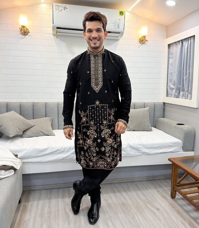 Desi by heart, stylish by default. 🖤

Outfit by @parvdesignstudio 
Styled by @roshni0819 

#ArjunBijlani 
#BlackLook 
#EthnicLook