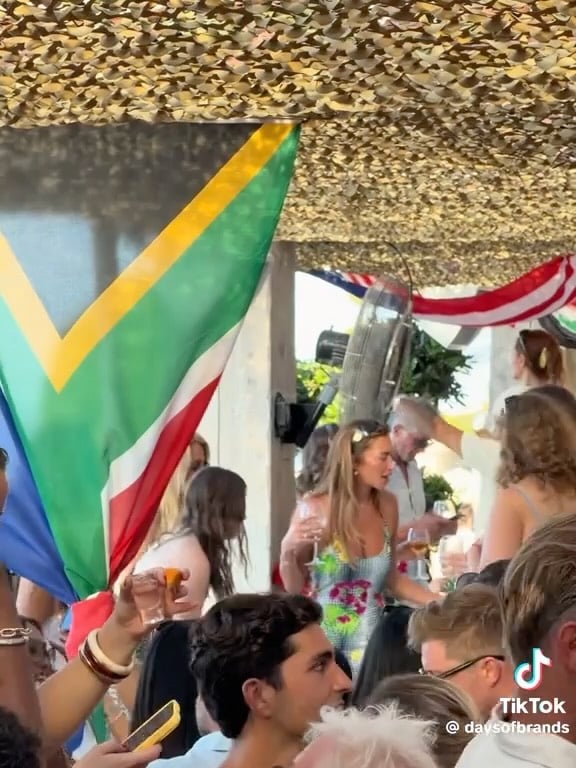 A girl shared a video on tiktok talking about her experience at the Monaco Grand Prix weekend. Of course, the video shows McLaren driver Lando Norris enjoying the birthday party of one of the women he was filmed and photographed with last weekend. In the video, it’s clear that Lando didn’t know it was one of the girls’ birthdays but was there celebrating! 🫪

🇧🇷 Uma moça divulgou na rede vizinha um vídeo onde narra como foi o final de semana do grande prêmio de Mônaco, claro que no vídeo aparece o piloto da McLaren Lando Norris aproveitando o aniversário de uma das moças que ele foi filmado e fotografado no último final de semana. No vídeo é possível ver que o Lando não sabia que era aniversário de uma das meninas mas estava lá junto comemorando! 🫪