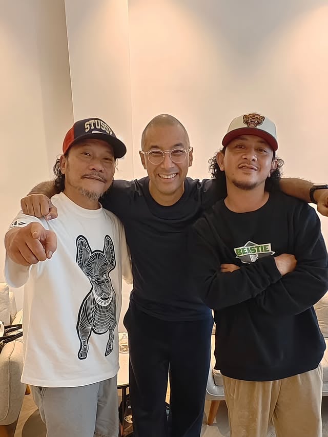 •lah, kok bisakita ketemuannyadi tempat yang gakdi-sangka2 yak? 🤪🤪🤪semesta memangpunya caranya sendirikalo lagi pengen nuturinrencanaNya lewat becanda🙌🏽🙌🏽🙌🏽sehat & senang selalu,kawan2 kesayangan 🕺🏿🕺🏿🕺🏿 by @iwaktherockfish