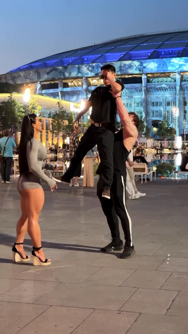 Ему пришлось снять очки что бы понять что происходит 🤣