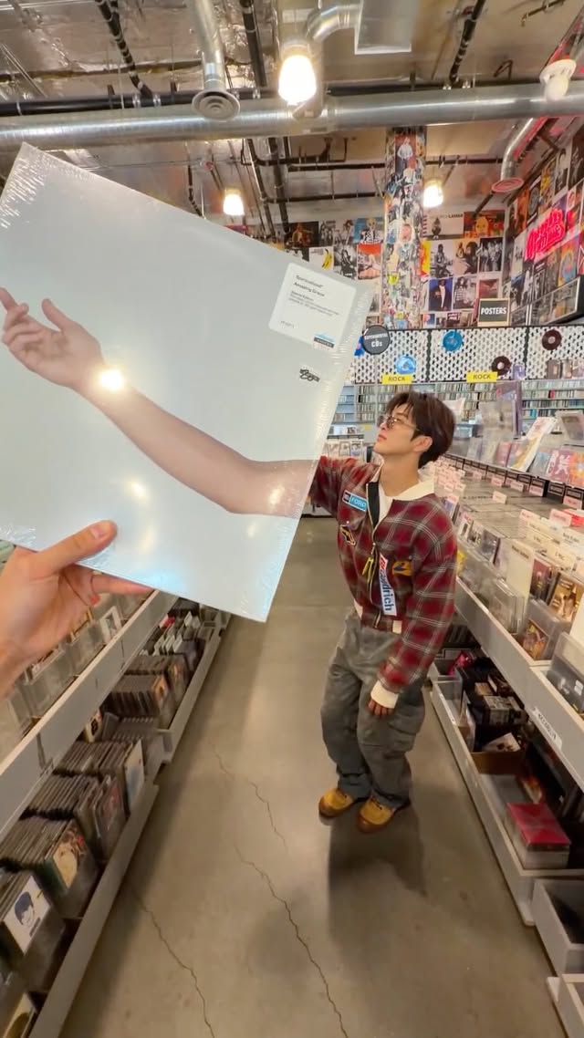 pose ideas for vinyl shopping

#CORTIS #코르티스